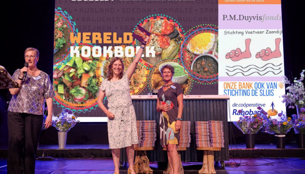 Eerste Wereldkookboek overhandigd aan loco burgemeester
