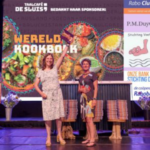 Eerste Wereldkookboek overhandigd aan loco burgemeester