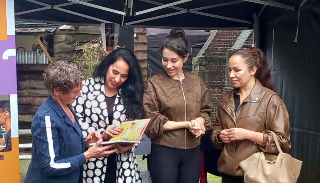Wereldkookboek uitgereikt aan Roya Kashani